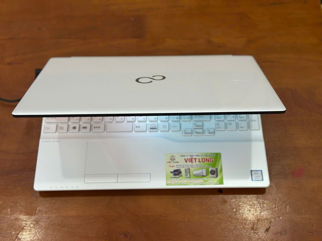 laptop-cu-Fujitsu-AH53-Core i5-Gen 8-trắng (2)