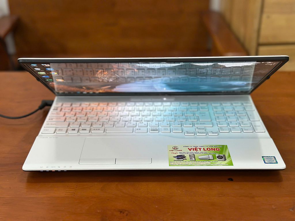 laptop-cu-Fujitsu-AH53-Core i5-Gen 8-trắng (6)